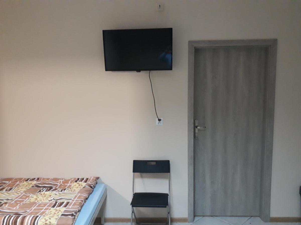 Noclegi Pod Kasztanami 马尔基 外观 照片